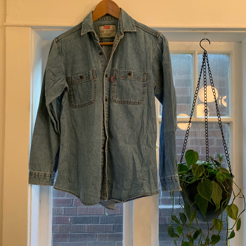 Vintage Levi’s denim button-up shirt